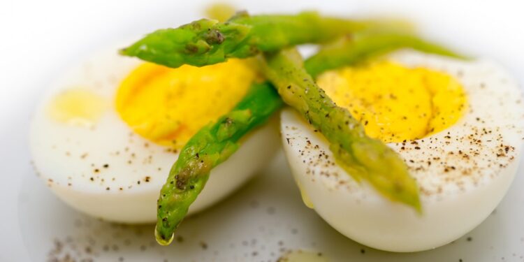 Faszerowane, w sałatce, z majonezem lub z łososiem. Jaja w roli głównej!
