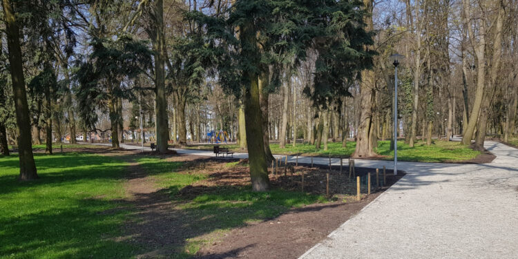 Prace w parku Kopernika dobiegają końca [ZDJĘCIA]