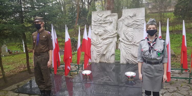 Kwiaty pod pomnikiem więźniów Ravensbrück