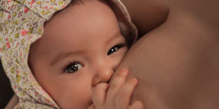 Mleko zaszczepionych matek chroni noworodki przed COVID-19