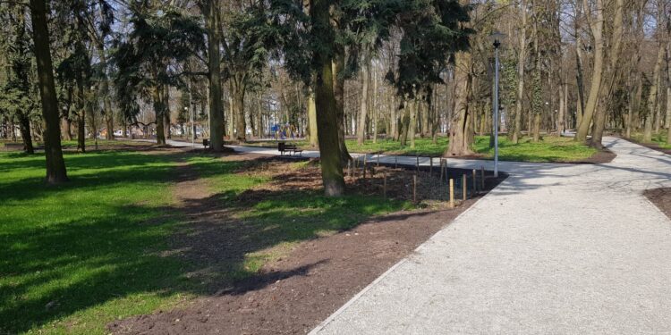 Prace w parku Kopernika dobiegają końca [ZDJĘCIA]