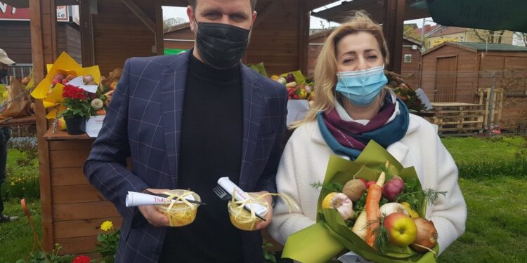 Kwiaty pod pomnikiem więźniów Ravensbrück