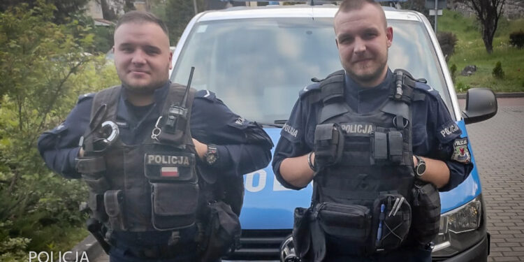 Policjanci wynieśli mężczyznę z płonącego budynku