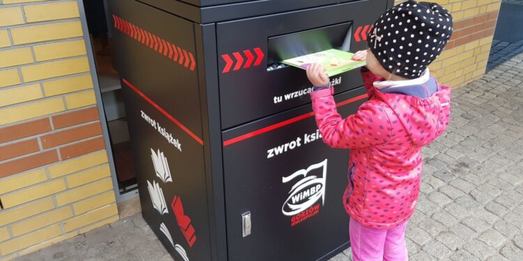 Przy gorzowskiej bibliotece działa wrzutnia książek