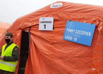 Długa kolejka do mobilnego punktu szczepień powszechnych