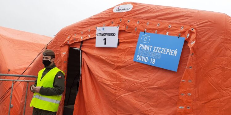 Długa kolejka do mobilnego punktu szczepień powszechnych