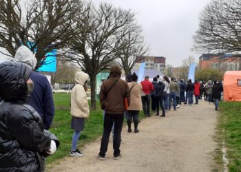 Długa kolejka do mobilnego punktu szczepień powszechnych