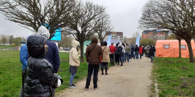 Długa kolejka do mobilnego punktu szczepień powszechnych