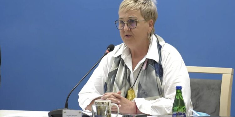 15 do 13. Większość odwołała przewodniczącą Haręźlak