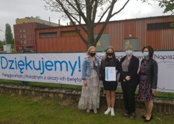 Kwiaty pod pomnikiem marszałka