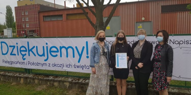 Kwiaty pod pomnikiem marszałka