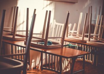 Stęsknieni za sobą uczniowie wracają do szkół