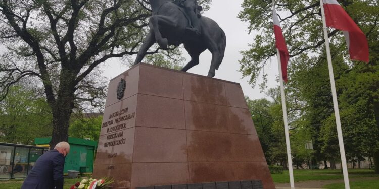 Kwiaty pod pomnikiem marszałka