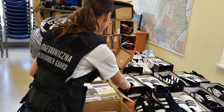 Podrabiana odzież na gorzowskiej giełdzie