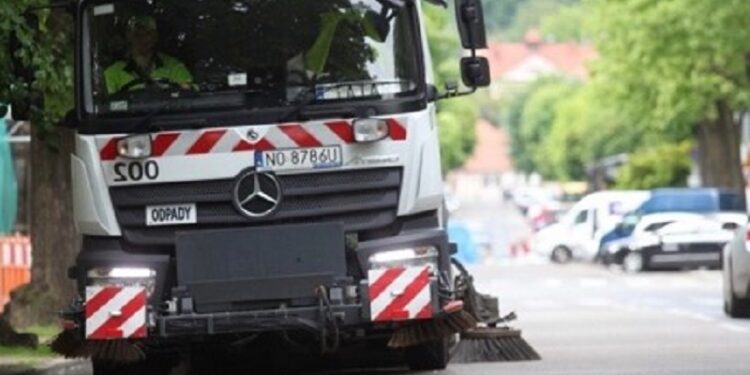 Sprzątanie ulic z holowaniem aut w tle