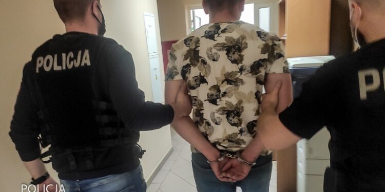 Ukradli alkohol i poturbowali sprzedawczynię. Po wytrzeźwieniu usłyszą zarzuty