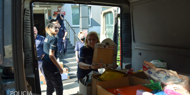Policjanci przekazali dary dla Hospicjum św. Kamila