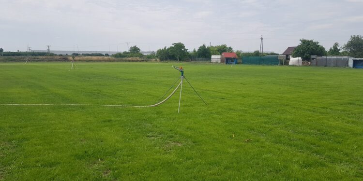 Było ściernisko, a jest boisko