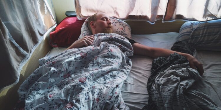 Jak zasnąć i wysypiać się w upały? [INFOGRAFIKA]