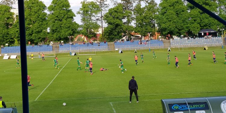 Czerwona kartka i kiepska druga połowa: Warta przegrała z Gwarkiem