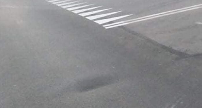 Na Kostrzyńskiej zapadł się asfalt