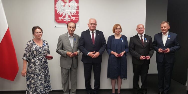 Medale dla przedstawicieli Stowarzyszenia Twórców i Przyjaciół Kultury Cygańskiej