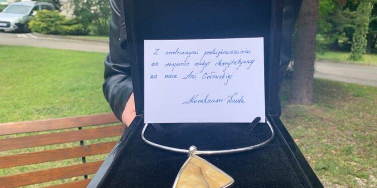 Naszyjnik od Pierwszej Damy na licytacji dla Ani chorej na SMA!