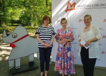 Piknik naukowy z nosorożcem w tle