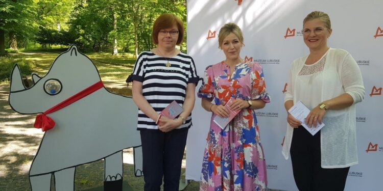 Piknik naukowy z nosorożcem w tle