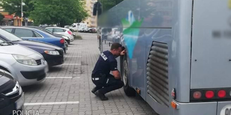Tym dzieci miały jechać w świat! Poważne usterki ujawnione podczas kontroli autokarów