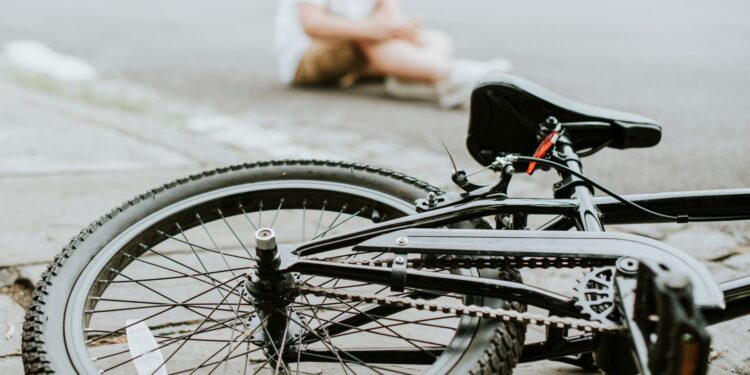 Zderzenie rowerzystów. Jeden odniósł poważne obrażenia