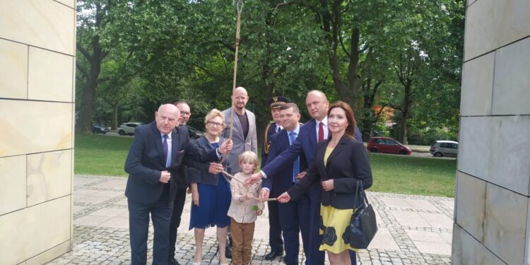 Uroczysta Sesja Rady Miejskiej i odgłosy Dzwonu Pokoju