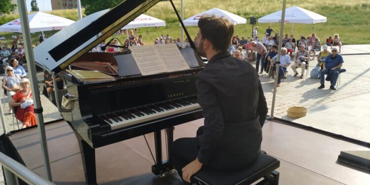 Chopin (Matteo Zoli) zagrał na Pikniku… [FILM]