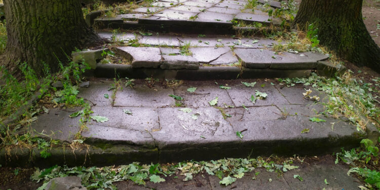 Niebezpieczne schody do remontu [ZDJĘCIA]