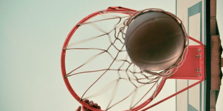 Wskocz na boisko – bezpłatne zajęcia koszykówki