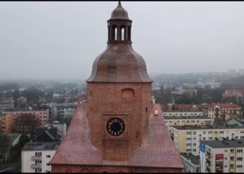 Zegar na wieży katedralnej jeszcze długo bez wskazówek