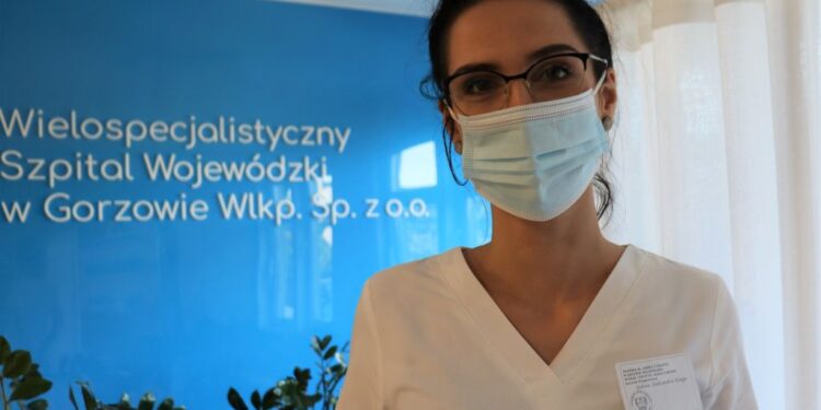 Przyszłe pielęgniarki na praktykach zawodowych