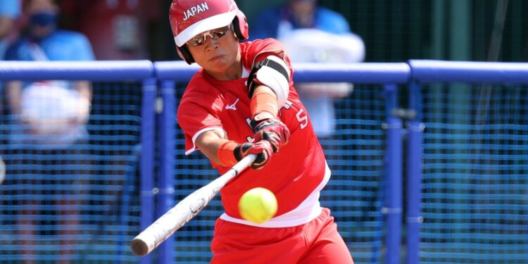 epa09355763 Yu Yamamoto of Team Japan hits an equalizer in the first inning against Team Australia during the Tokyo 2020 Olympic Games softball match between Australia and Japan at Fukushima Azuma Baseball Stadium in Fukushima, Japan, 21 July 2021. EPA/JIJI PRESS JAPAN OUT EDITORIAL USE ONLY/ NO ARCHIVES Dostawca: PAP/EPA.