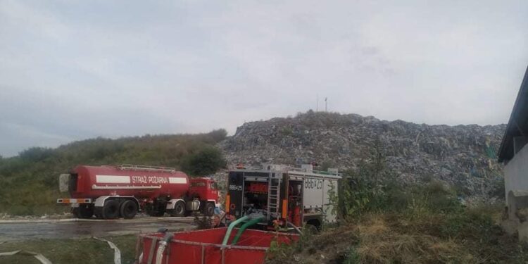 Strażacy gaszą pożar hałdy odpadów w Długoszynie