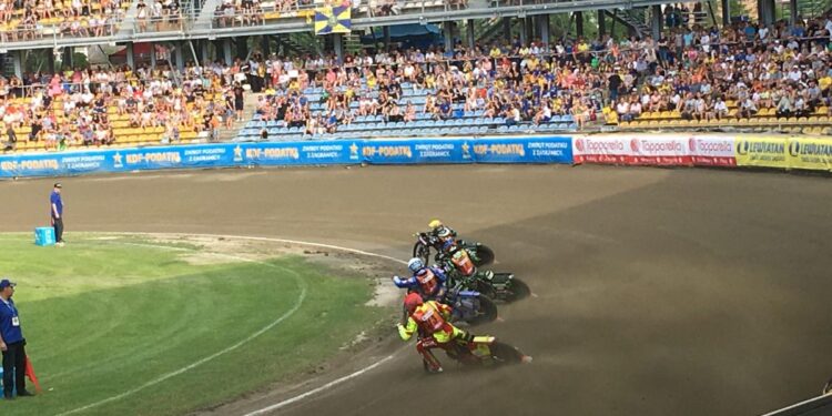 Kłótnia o dotację na stadionowe oświetlenie