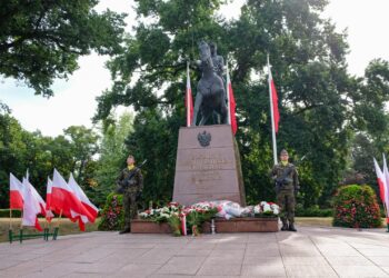 Kwiaty pod pomnikiem marszałka