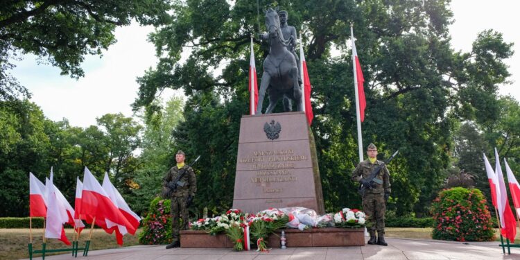 Kwiaty pod pomnikiem marszałka