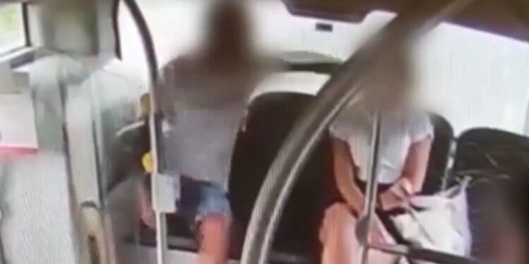 Zaatakował kobietę w autobusie. 39-latek zatrzymany [FILM]