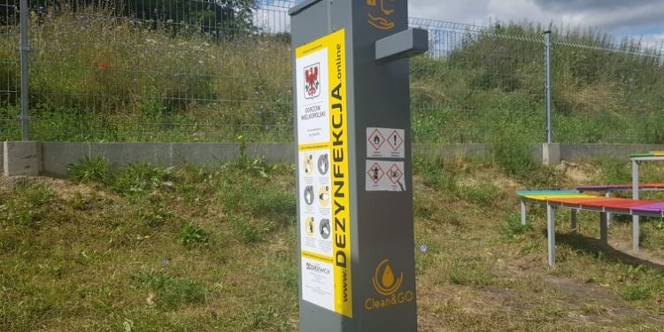 Dezynfekcja rąk także na placach zabaw i przy siłowniach