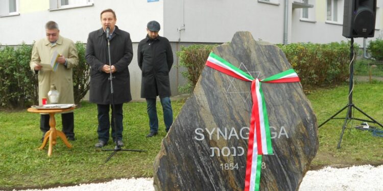 Problem z obeliskiem upamiętniającym synagogę