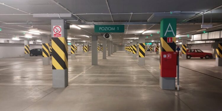 Płatny i pusty parking filharmonii