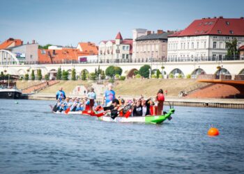 Smocze łodzie walczą na Warcie