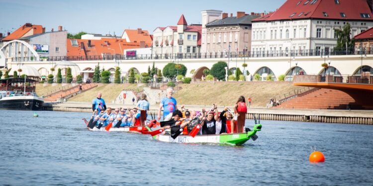 Smocze łodzie walczą na Warcie