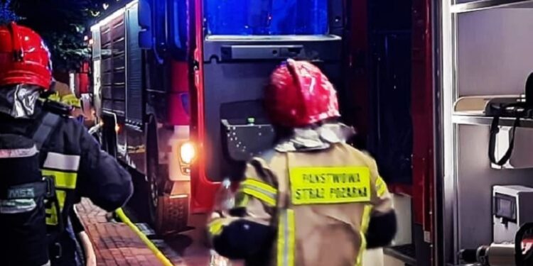 W Lubnie pożar składowiska opon i wraków. Ewakuowano mieszkańców