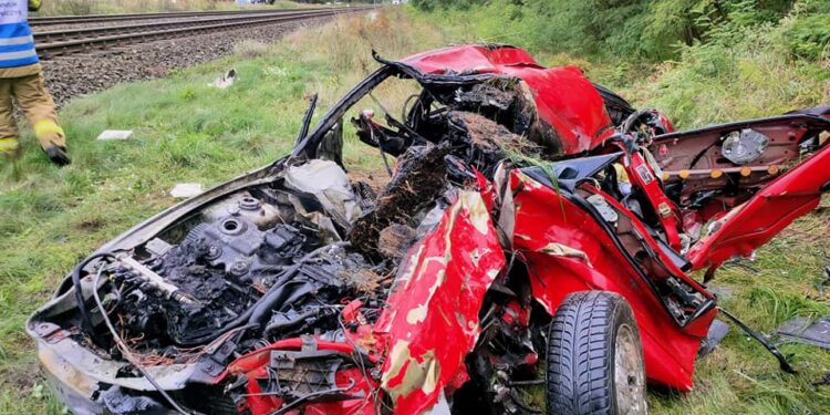 Motylewo: samochód wjechał pod pociąg